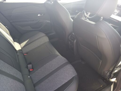 Peugeot 408 ALLURE Hybrid 136 7 let zár.