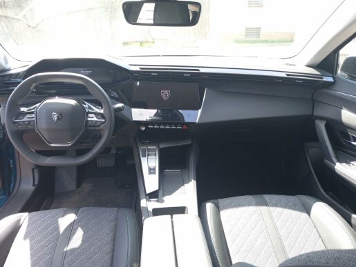 Peugeot 408 ALLURE Hybrid 136 7 let zár.