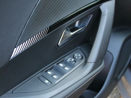 Peugeot 2008 ALLURE PureTech 130 EAT8
