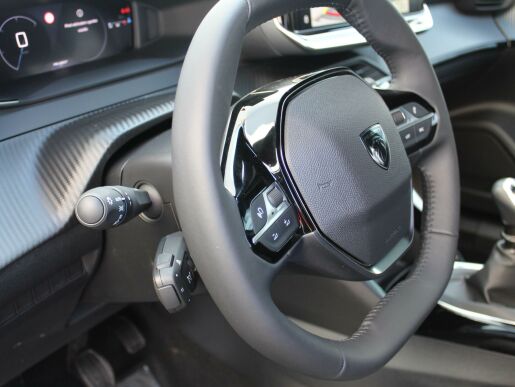Peugeot 2008 ALLURE PureTech 130 EAT8
