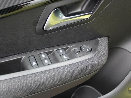 Peugeot 208 STYLE PureTech 100 MAN6