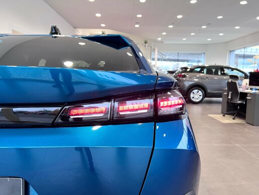 Peugeot 408 ALLURE Hybrid 136k Automat