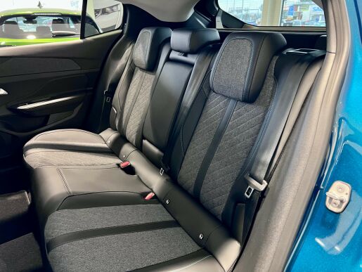 Peugeot 408 ALLURE Hybrid 136k Automat