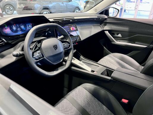 Peugeot 408 ALLURE Hybrid 136k Automat