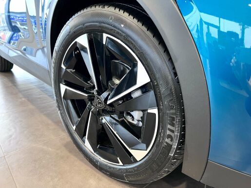 Peugeot 408 ALLURE Hybrid 136k Automat