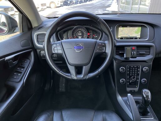 Volvo V40 D2 FWD + sada zimních pneu