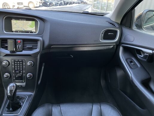 Volvo V40 D2 FWD + sada zimních pneu