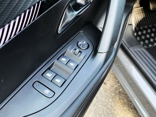 Peugeot 2008 ALLURE Hybrid 145 e-DCS6