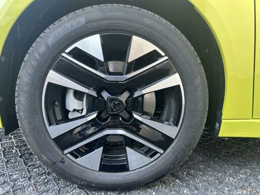 Peugeot 208 ALLURE Elektromotor 100 kW/136