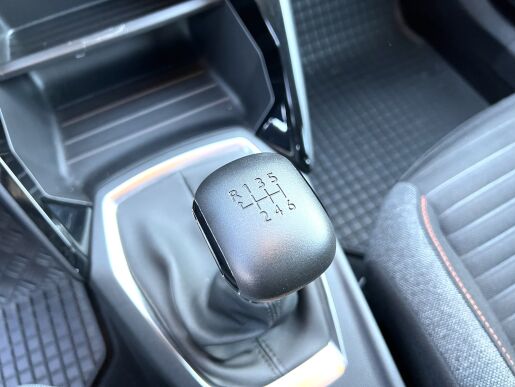 Peugeot 2008 ACTIVE PACK, 130 koní, ČR, Výhřev