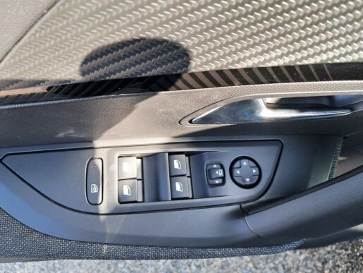 Peugeot 2008 STYLE PureTech 100 S&amp;S MAN
