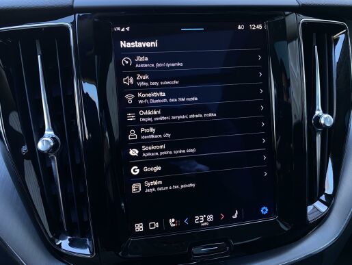 Volvo XC60 T6 AWD RECHARGE + sada kol