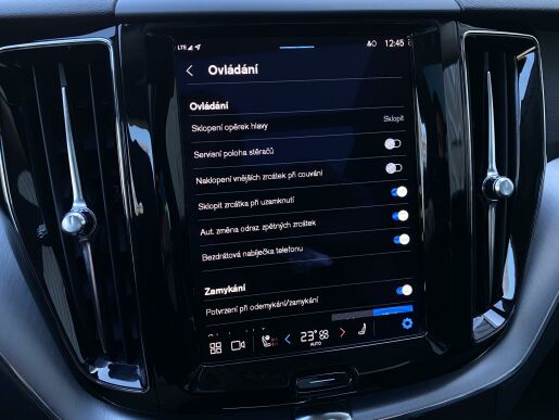 Volvo XC60 T6 AWD RECHARGE + sada kol