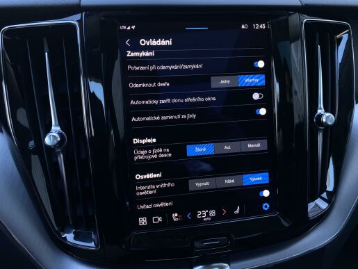 Volvo XC60 T6 AWD RECHARGE + sada kol