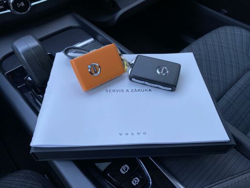 Volvo XC60 T6 AWD RECHARGE + sada kol