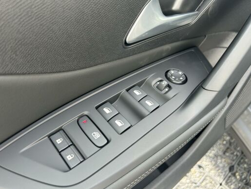 Peugeot 408 ALLURE Hybrid 145k e-DCS6