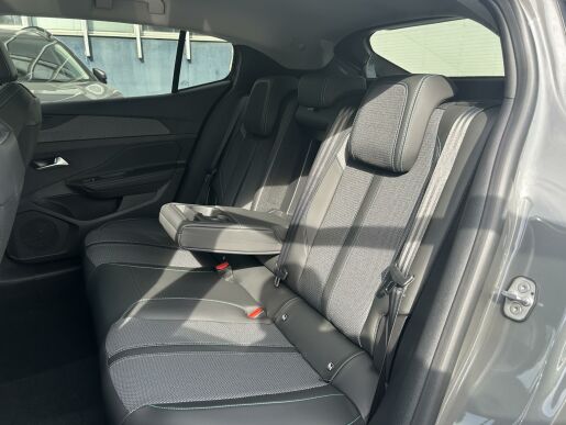 Peugeot 408 ALLURE Hybrid 145k e-DCS6