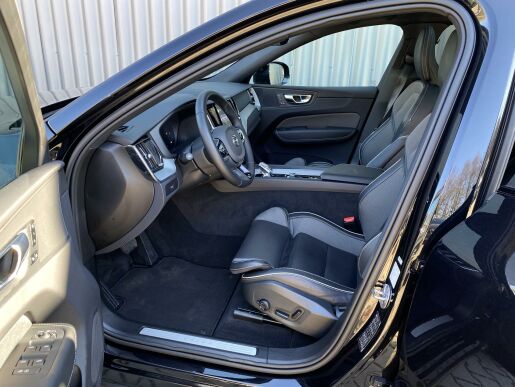 Volvo XC60 B5 (benzín) AWD// BLACK edit.