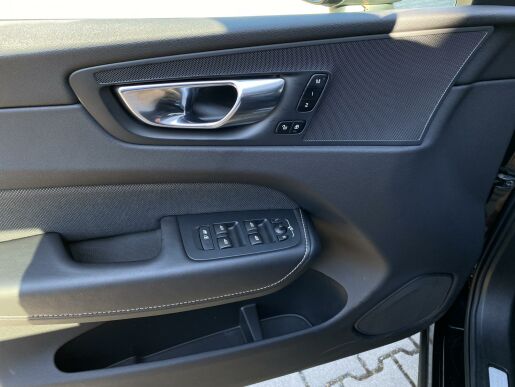 Volvo XC60 B5 (benzín) AWD// BLACK edit.