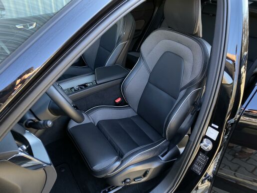 Volvo XC60 B5 (benzín) AWD// BLACK edit.