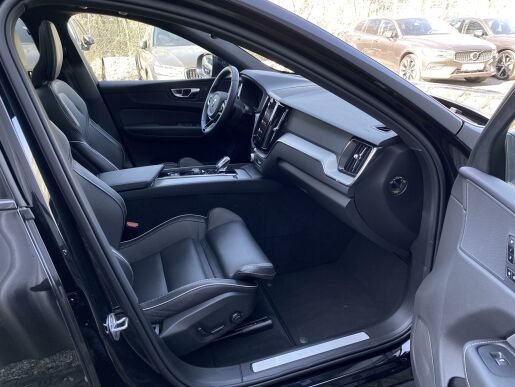 Volvo XC60 B5 (benzín) AWD// BLACK edit.