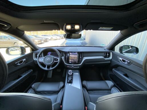 Volvo XC60 B5 (benzín) AWD// BLACK edit.