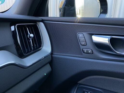 Volvo XC60 B5 (benzín) AWD// BLACK edit.