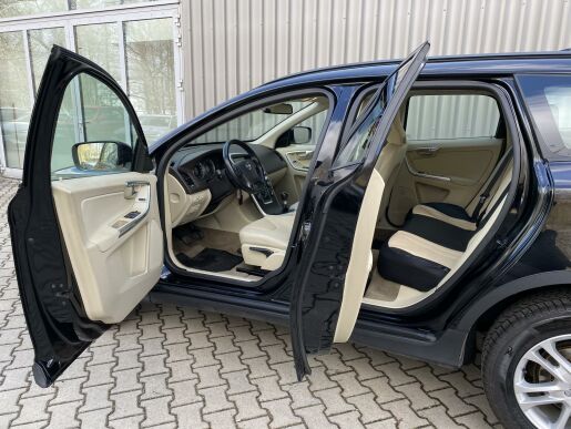 Volvo XC60 D3 FWD // MOMENTUM