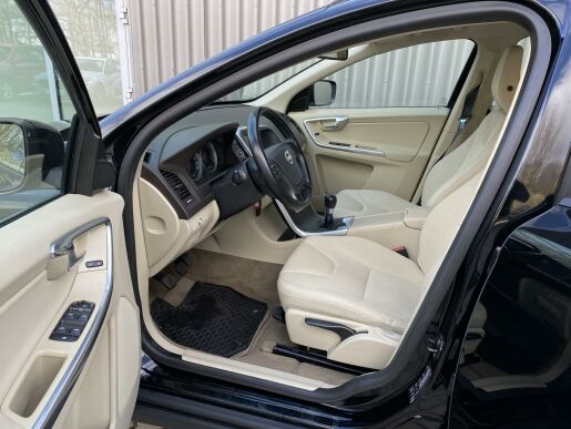 Volvo XC60 D3 FWD // MOMENTUM
