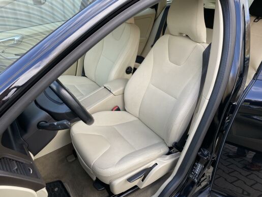 Volvo XC60 D3 FWD // MOMENTUM