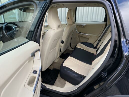 Volvo XC60 D3 FWD // MOMENTUM