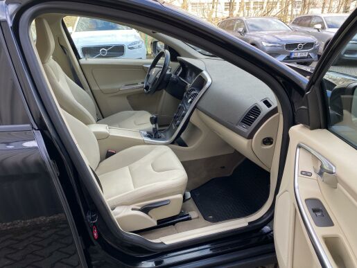 Volvo XC60 D3 FWD // MOMENTUM