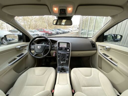 Volvo XC60 D3 FWD // MOMENTUM