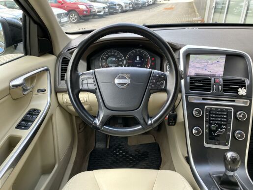 Volvo XC60 D3 FWD // MOMENTUM
