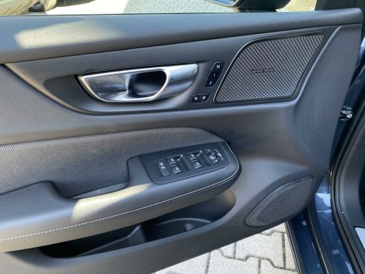 Volvo V60 T6 AWD RECHARGE + sada pneu