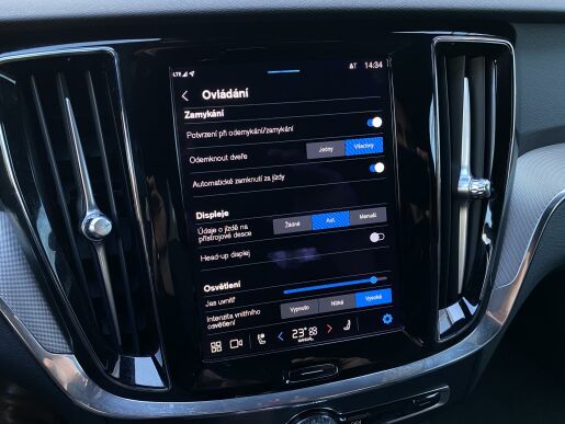Volvo V60 T6 AWD RECHARGE + sada pneu