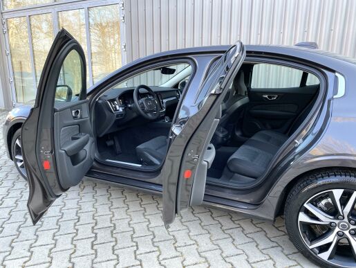 Volvo S60 B4 (benzín) FWD // kamera 360°