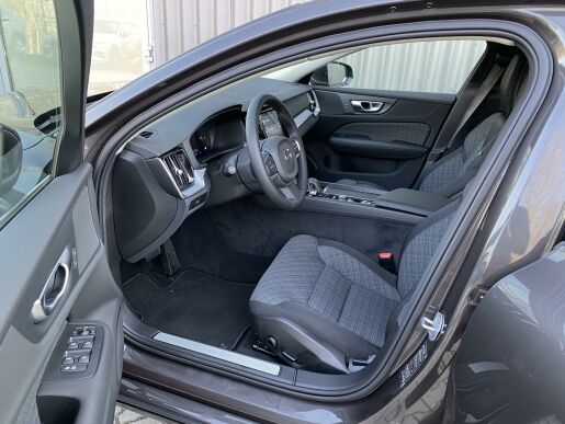 Volvo S60 B4 (benzín) FWD // kamera 360°