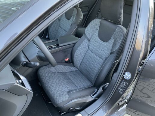 Volvo S60 B4 (benzín) FWD // kamera 360°