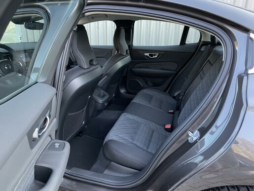 Volvo S60 B4 (benzín) FWD // kamera 360°