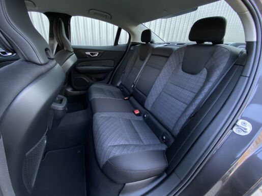 Volvo S60 B4 (benzín) FWD // kamera 360°
