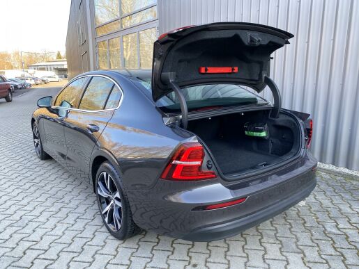 Volvo S60 B4 (benzín) FWD // kamera 360°