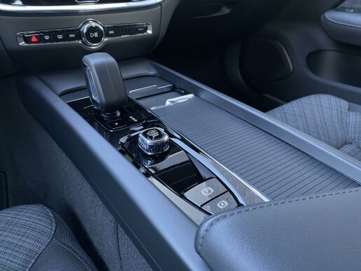 Volvo S60 B4 (benzín) FWD // kamera 360°