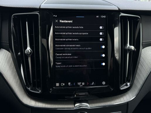 Volvo XC60 T8 AWD ULTRA DARK B&W +KOLA