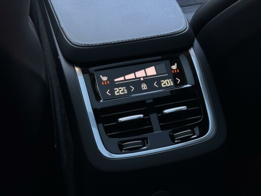 Volvo XC90 T8 AWD ULTIMATE DARK B&W 1.MAJ