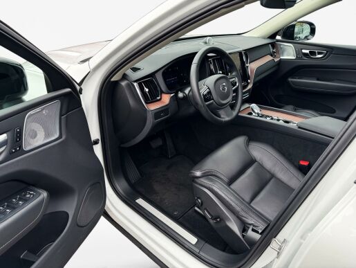 Volvo XC60 B5 AWD ULTIMATE DARK B&W +KOLA
