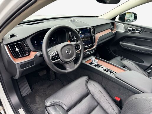 Volvo XC60 B5 AWD ULTIMATE DARK B&W +KOLA