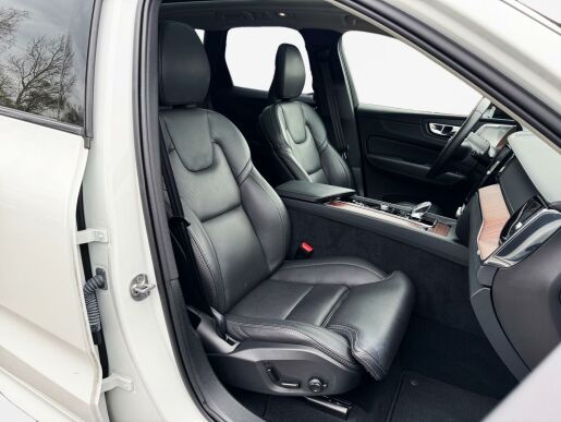 Volvo XC60 B5 AWD ULTIMATE DARK B&W +KOLA