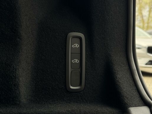 Volvo XC60 B5 AWD ULTIMATE DARK B&W +KOLA