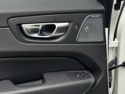 Volvo XC60 B5 AWD ULTIMATE DARK B&W +KOLA